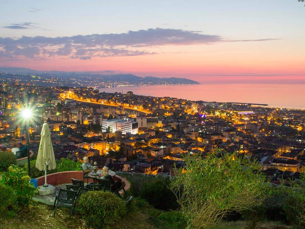 طرابزون هي مدينة تقع على ساحل البحر الأسود شمال شرق تركيا